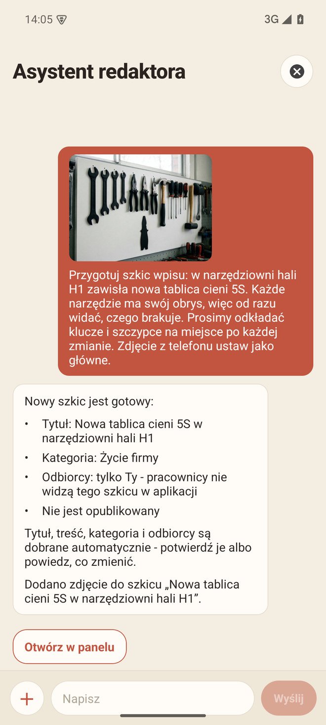 Redaktor wysyła asystentowi zdjęcie z telefonu, asystent zakłada szkic wpisu
